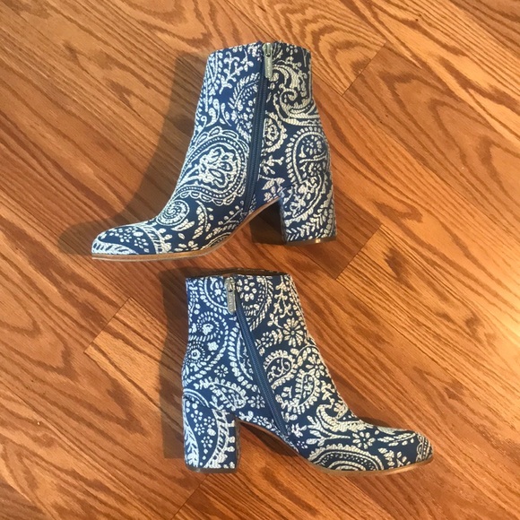 Indigo rd Shoes - EUC Indigo Rd Blue and White Paisley Booties 8.5